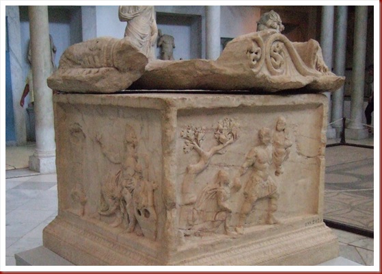 417 - Túnez, Museo Nacional del Bardo. Altar de la Gens Augusta, s. II d. C. Está situado en el centro de la sala. 417 - Túnez, Museo Nacional del Bardo. Altar de la Gens Augusta, s. II d. C. Está situado en el centro de la sala.